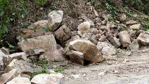 Cinci localităţi din Dâmboviţa, afectate de alunecări de teren, în urma precipitaţiilor