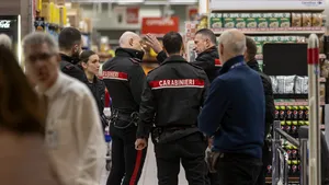 Atac cu cuţitul în apropiere de Milano. O persoană a murit şi cel puţin alte patru au fost rănite, printre care şi un fotbalist de la Arsenal