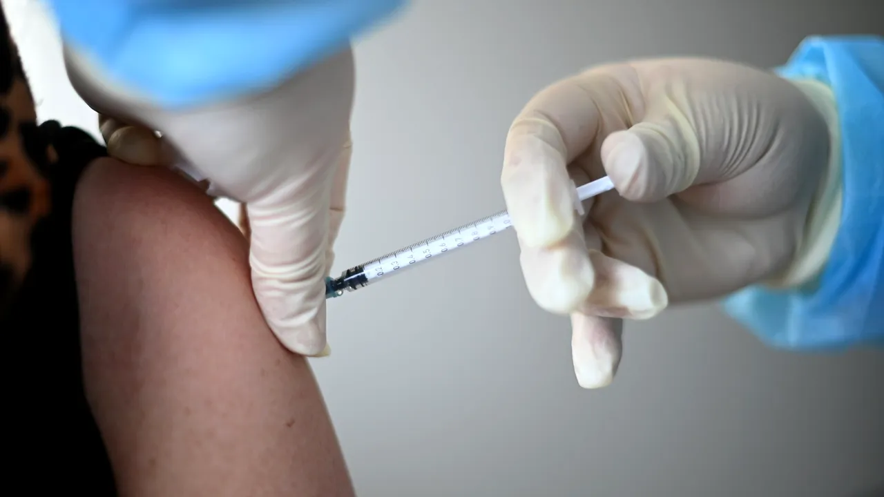Sondaj INSCOP: Tinerii sunt cei mai puţini doritori să se vaccineze
