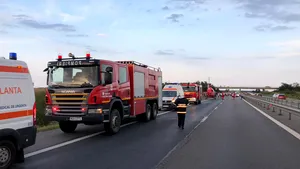 Maşină răsturnată pe Autostrada Bucureşti-Piteşti: Şase persoane, între care şi un copil, au fost rănite | FOTO