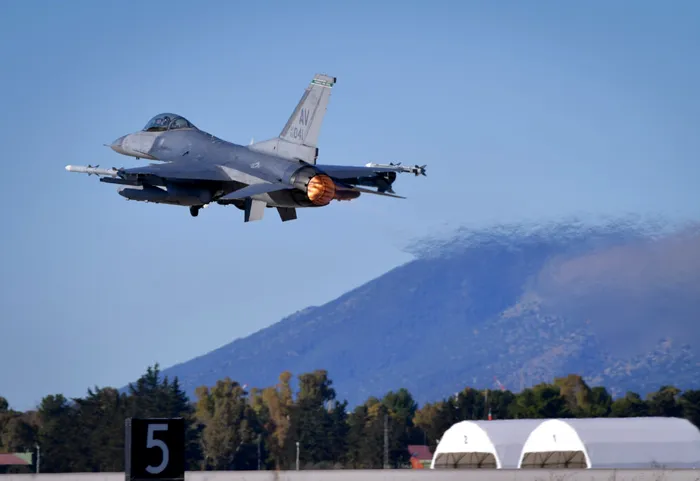 EXTERNE Amenințările Iranului par să dea roade. Americanii și-au retras avioanele cisternă din Bulgaria