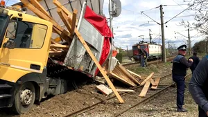 Un tren a lovit în plin un TIR care transporta lemne. Majoritatea călătorilor erau copii/ Reacţia CFR