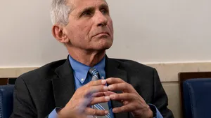 Obicei vechi de 1500 de ani, interzis din cauza coronavirusului. Expertul lui Trump avertizează: 