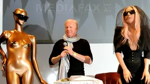 Lady Gaga a prezentat la Las Vegas o pereche de ochelari care pot face fotografii