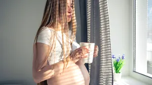 Știința răspunde: Motivul pentru care mama cu doi copii prinde paharul înainte să-l vadă căzând