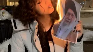 Sfidare extremă în Iran: femeile iraniene își aprind țigări cu poze incendiate ale ayatollahlui Khamenei