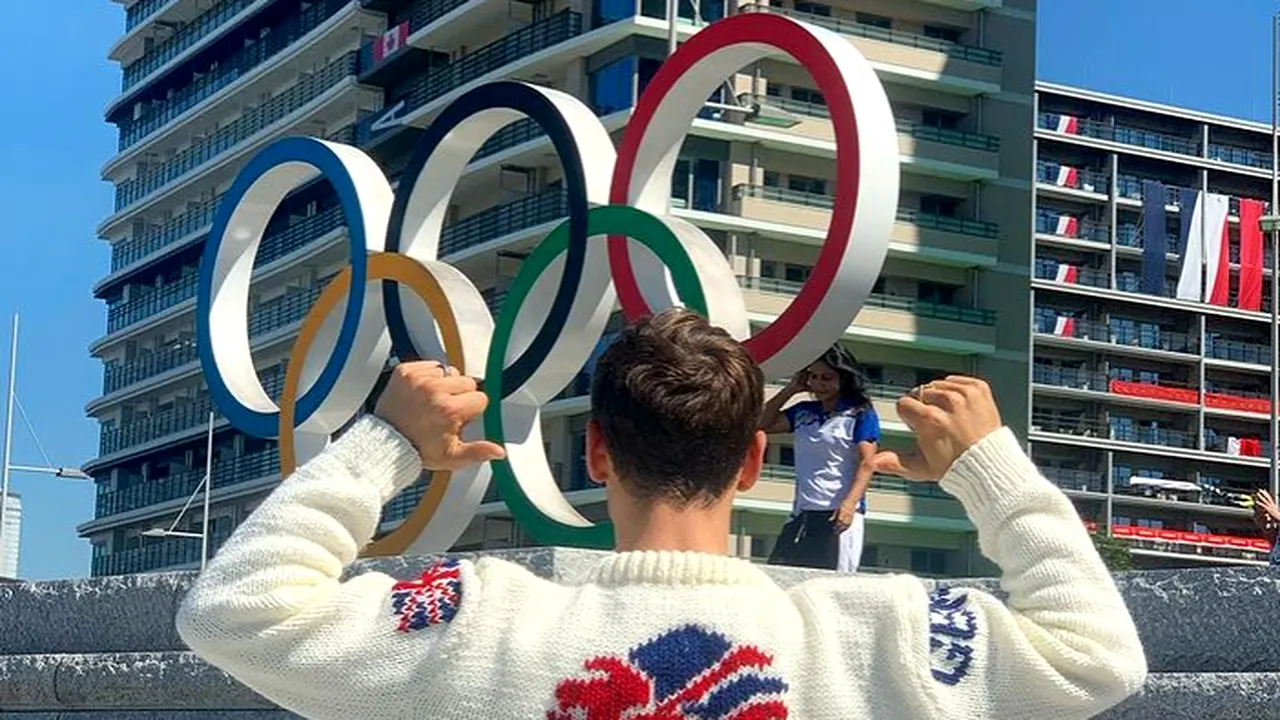 VIDEO Experienţa lui Tom Daley la Jocurile Olimpice: o medalie de aur şi un cardigan tricotat chiar în tribunele de la Tokyo 2020