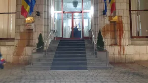 Protestatarii care au aruncat cu ketchup pe pereţii Ministerului Justiţiei, amendaţi cu 2.000 lei 