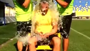 Mutu a acceptat provocarea lui Anghelache şi şi-a turnat apă cu gheaţă pe cap - VIDEO