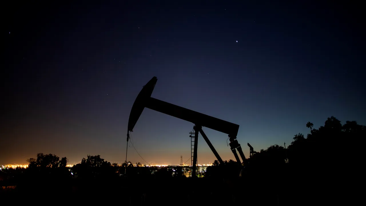 Companiile petroliere îşi reduc producţia cu un milion de barili pe zi, pierderi de 50 de miliarde de dolari