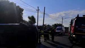 VIDEO Accident grav în Dâmboviţa: Coliziune între un microbuz, în care se aflau copii, şi un autoturism. Două persoane au murit