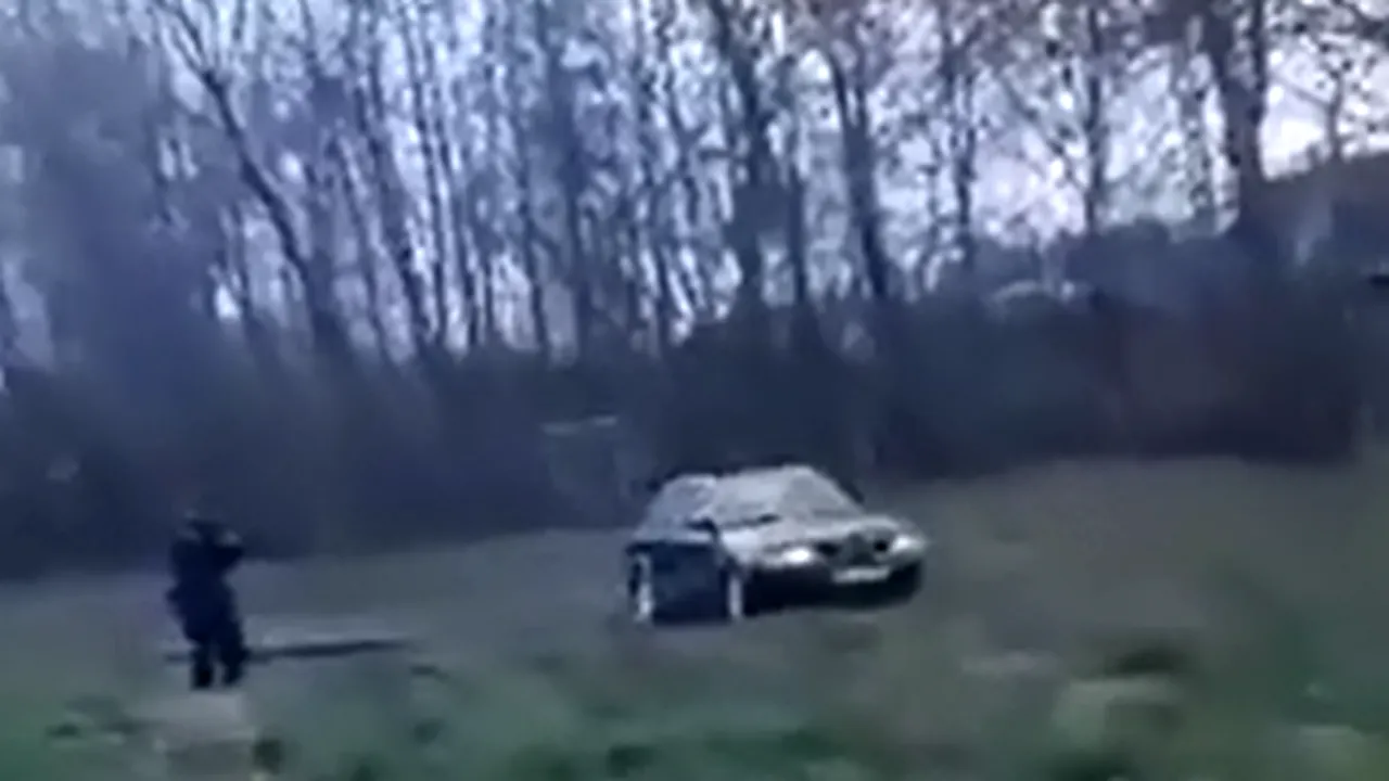 VIDEO | Poliţişti şi jandarmi încearcă în zadar să oprească un şofer care vrea să fugă, după ce şi-a dat foc la casă