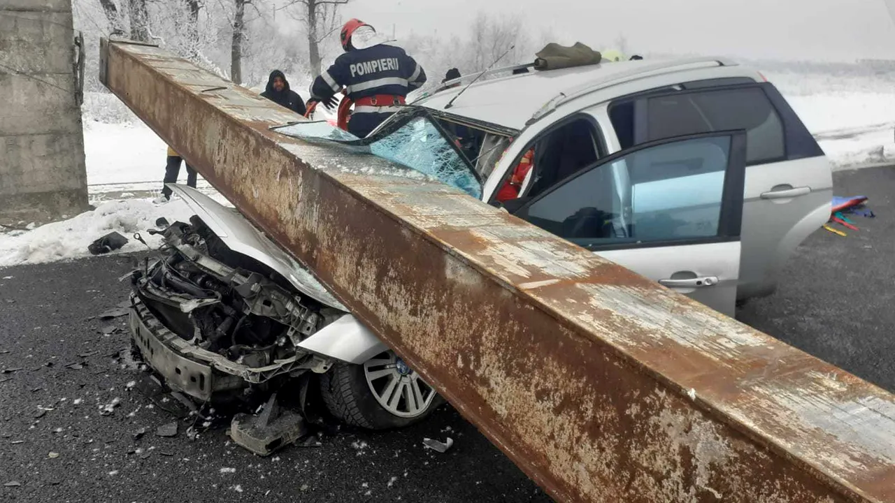 Un limitator de înălţime a căzut peste un autoturism. O persoană a murit, iar două au fost rănite