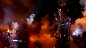 VIDEO Super Bowl: Lady Gaga a plonjat de pe acoperişul unui stadion şi s-a scăldat în lumina dronelor