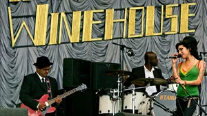 Amy Winehouse riscă să nu mai cânte niciodată (Video)