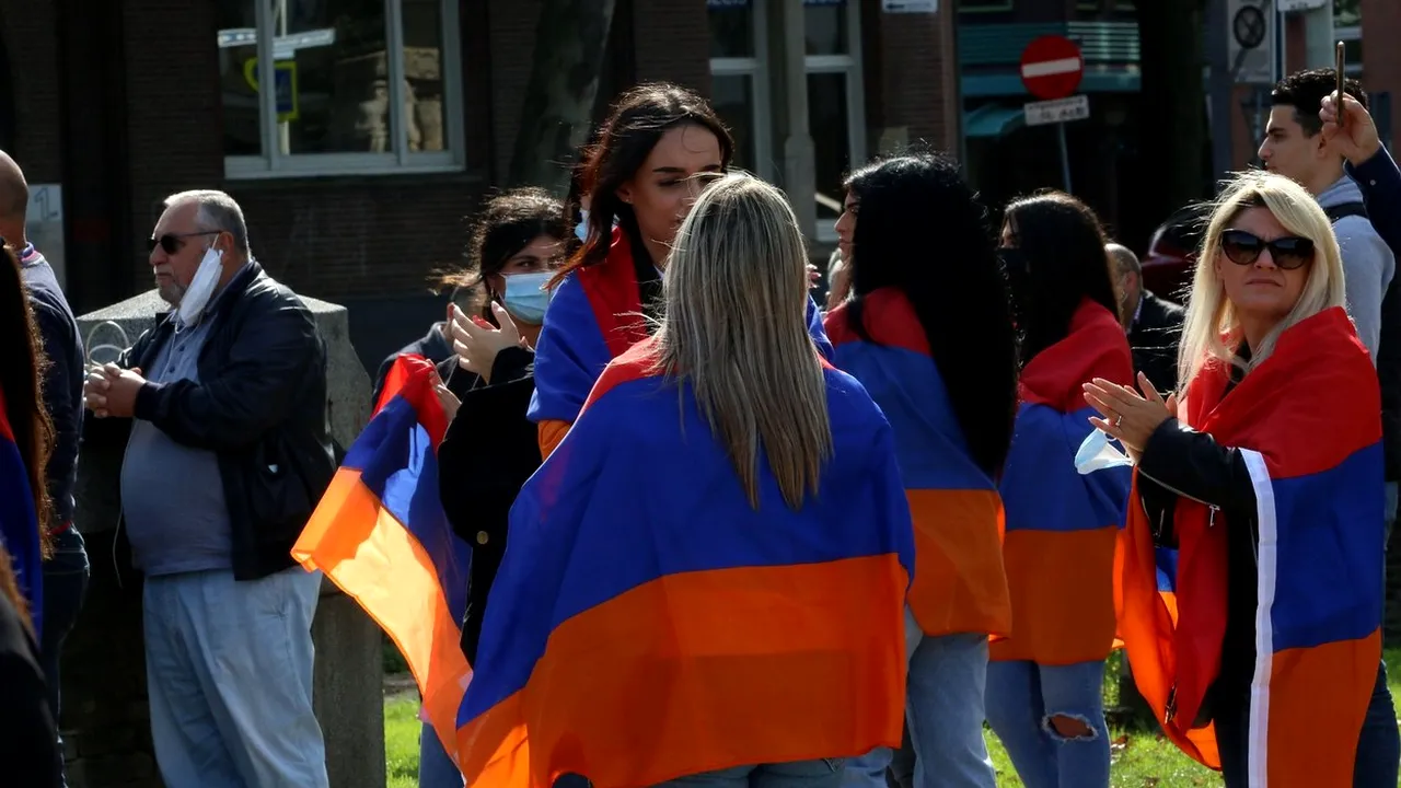 Sute de armeni protestează la Bruxelles, fluturând steagul Armeniei