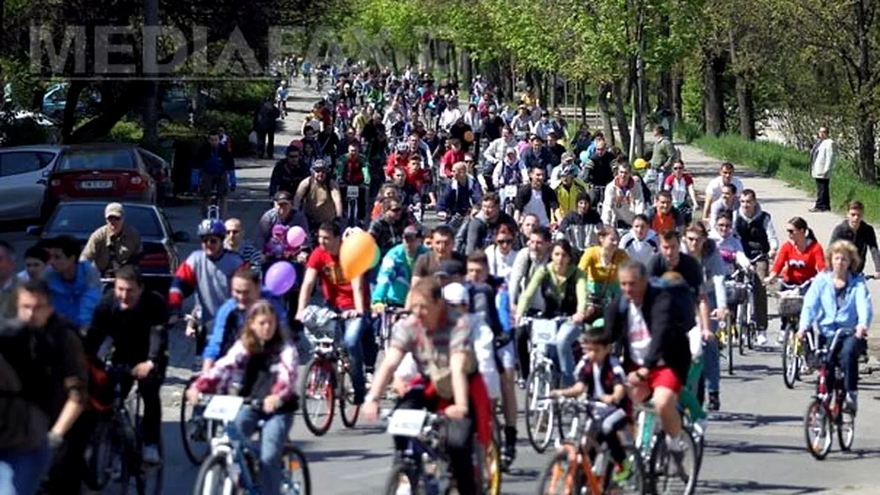 Peste o mie de persoane au parcurs pe biciclete un traseu prin centrul Timişoarei - FOTO