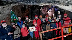 Revelion sărbătorit în peştera ”Gheţarul Scărişoara” de către un grup de speologi şi familiile lor | GALERIE FOTO 