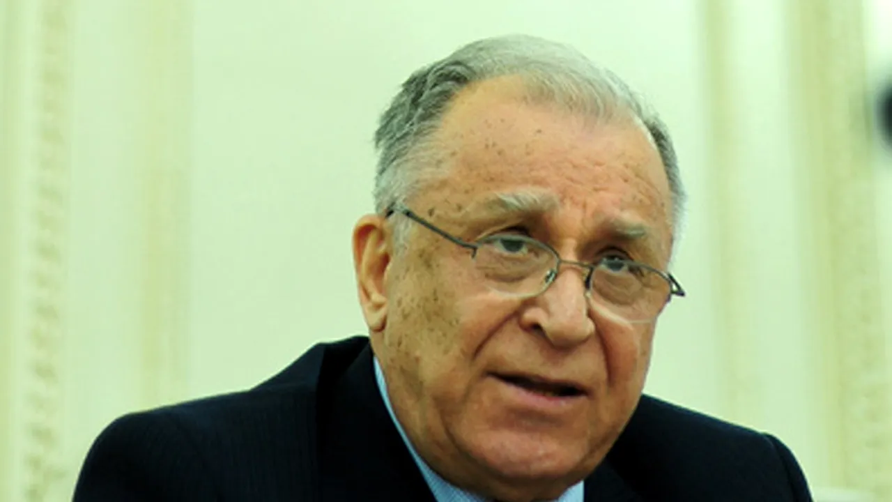 Iliescu: Băsescu a comis un act neconstituţional substituindu-se Guvernului, care a devenit marionetă