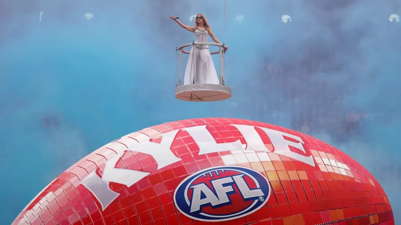 Kylie Minogue, premieră la finala campionatului de fotbal australian. Spectacol de 20 de minute