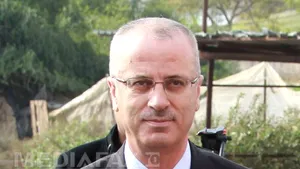 O bombă a vizat convoiul premierului palestinian, Rami Hamdallah, în Fâşia Gaza. Sunt şapte răniţi