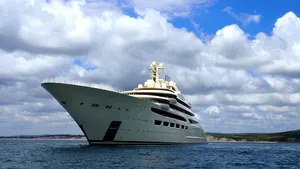 Panică printre oligarhii ruşi, ameninţaţi cu confiscarea averilor. Cum îşi protejează avuţia