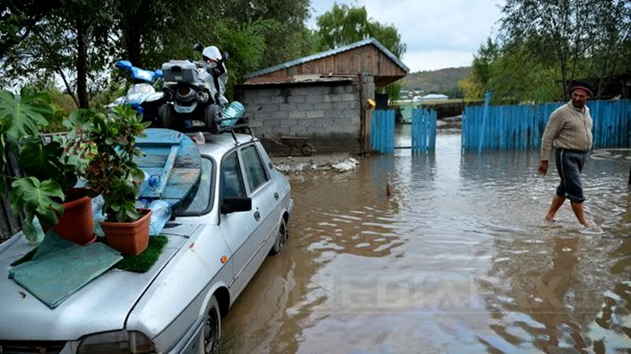 Inundaţii în ţară: Gospodării şi locuinţe inundate, copaci doborâţi de vânt. SITUAŢIA pe judeţe - FOTO
