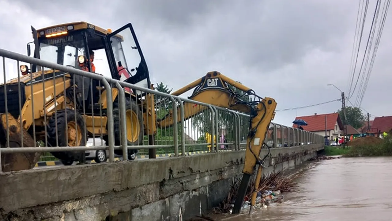 Covasna: Pompierii au evacuat apa din 43 de curţi din Boroşneu Mare