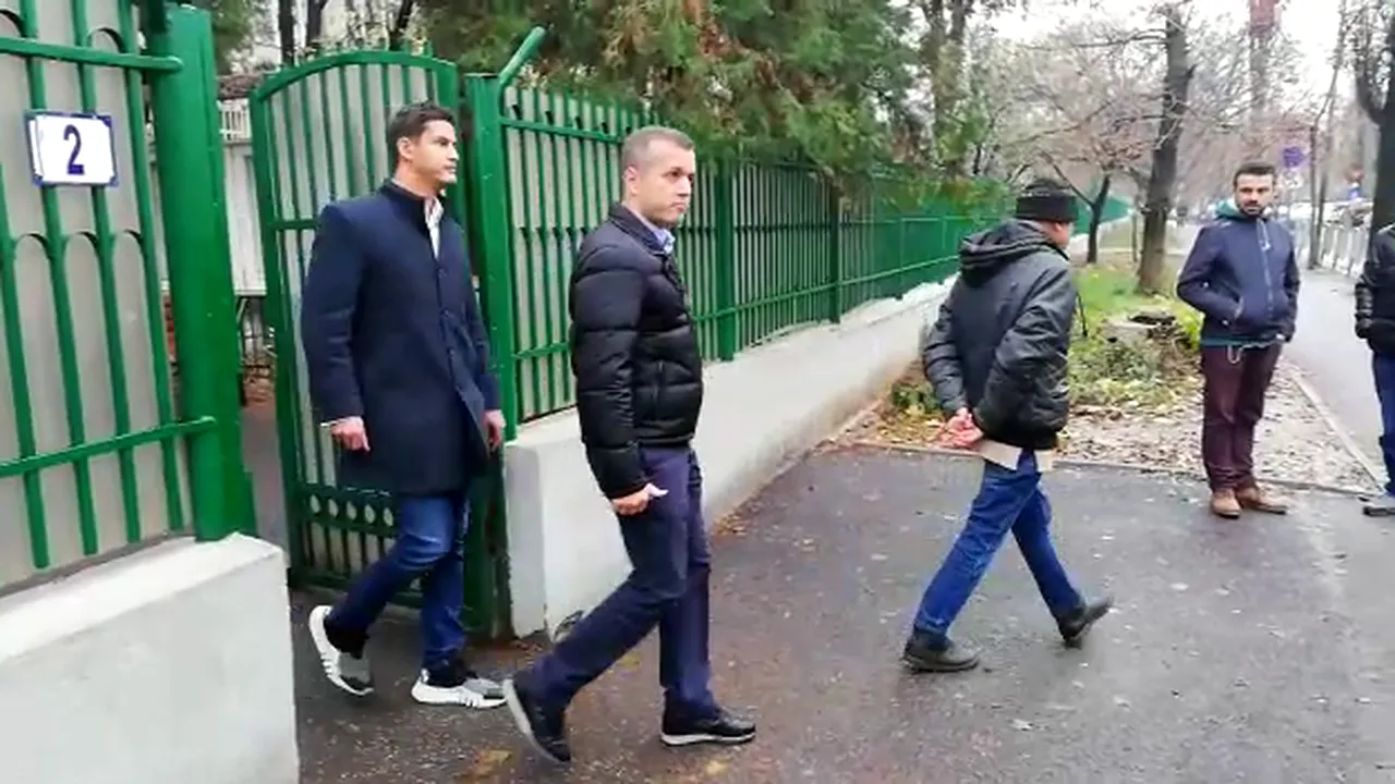 VIDEO | Fiii lui Adrian Năstase, huiduiţi la vot. Ce le-a transmis protestatarul Marian 
