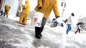 Pubelele cu sare puse de autorităţi într-un municipiu pentru a evita alunecările lângă blocuri au fost furate 