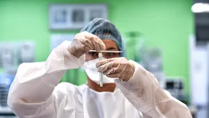 În România sunt reglementate doar testele PCR. Capacitatea de testare ar putea creşte, însă, dacă am folosi şi testele de anticorpi