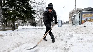 Primăria Capitalei va amenda firmele care nu au curăţat zăpada de pe trotuare
