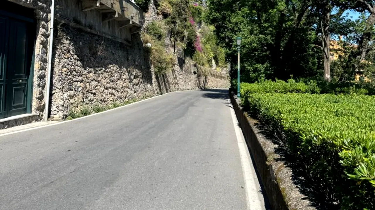 Dilema milionarilor. Au cumpărat proprietăți de lux într-o zonă exclusivistă, dar strada spre casă este prea îngustă pentru SUV-urile lor