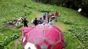 Copiii se bucură de ziua lor, la înălţime, în munţii Piatra Craiului