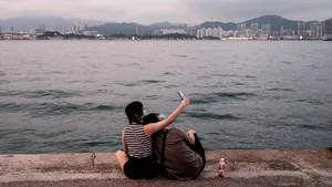 Selfie de grup cu distanţare socială. Software-ul Apple care face acest lucru posibil. FOTO