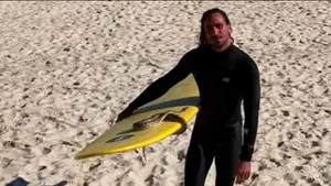 Un bărbat australian a fost amendat după ce a făcut surf cu pitonul său