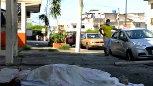 Imagini terifiante: Trupurile oamenilor morţi de COVID-19, abandonate pe străzile unui oraş din Ecuador | VIDEO