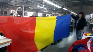 Patriotism de 1 Decembrie. Fabricile de steaguri lucrează din septembrie să livreze la timp comenzile - VIDEO, FOTO