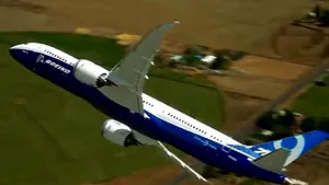 Imagini spectaculoase: Acrobaţii cu un avion de linie - VIDEO