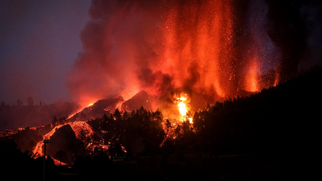 Vulcanul neliniştit. Cumbre Vieja erupe de 86 de zile VIDEO