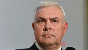 Preşedintele Iohannis a semnat decretul de numire al lui Angel Tîlvăr, ministrul apărarii naţionale