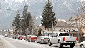 Trafic aglomerat pe Valea Prahovei; turiştii se întorc din staţiunile montane