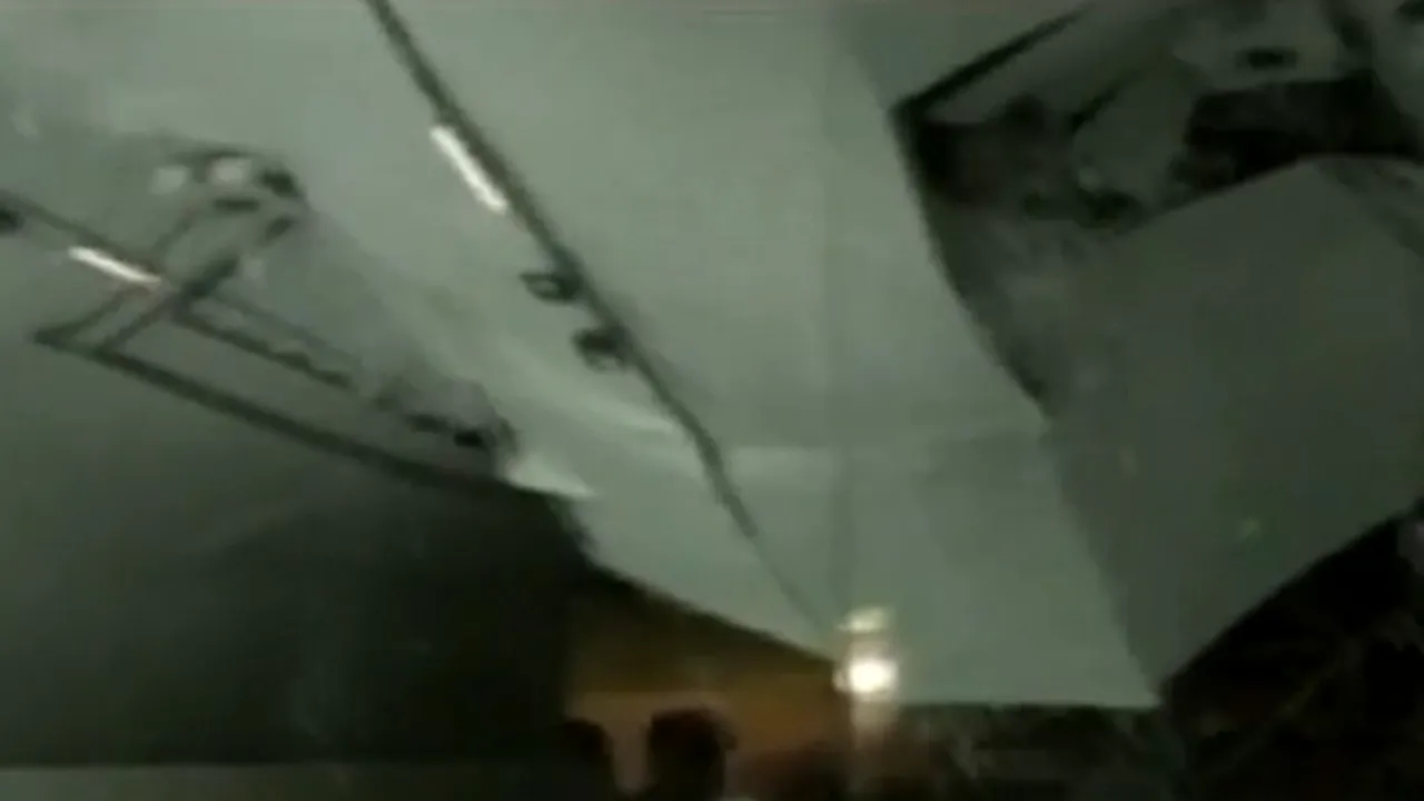 PANICĂ LA PATINOAR: Momentul în care acoperişul s-a prăbuşit din cauza greutăţii zăpezii - VIDEO