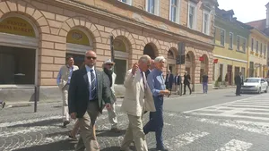 Prinţul Charles, în vizită la Sibiu, unde participă la repetiţiile unei piese de teatru. FOTO