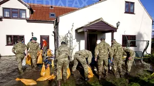 Evacuări şi nemulţumiri în vestul Marii Britanii din cauza inundaţiilor - FOTO