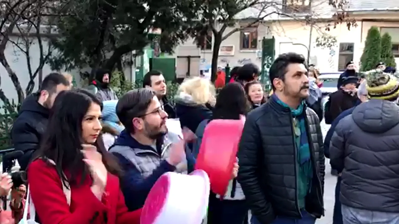 Protest cu ligheane în faţa Primăriei Capitalei. Manifestant: Nu avem apă caldă şi căldură