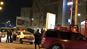 VIDEO Momentul în care maşina celor doi poliţişti se răstoarnă la Pasajul Lujerului. Autospeciala se afla în misiune