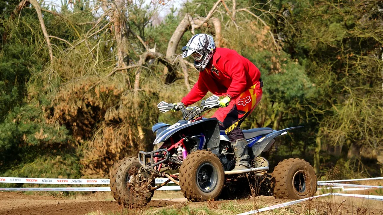 Solistul unei formaţii a murit decapitat, în timp ce plimba cu ATV-ul. Proprietarul terenului pe care a avut loc ACCIDENTUL a fost apoi bătut