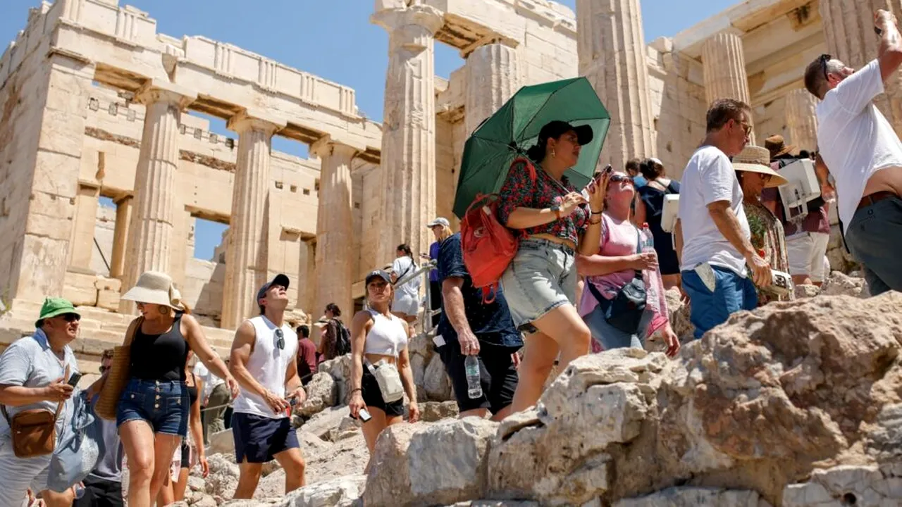 Canicula schimbă vacanțele la Atena: Grecia învață să facă turism la temperaturi extreme