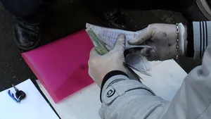 Bărbat prins când încerca să vândă peste zece kilograme de mercur, la Deva. El a fost arestat - FOTO